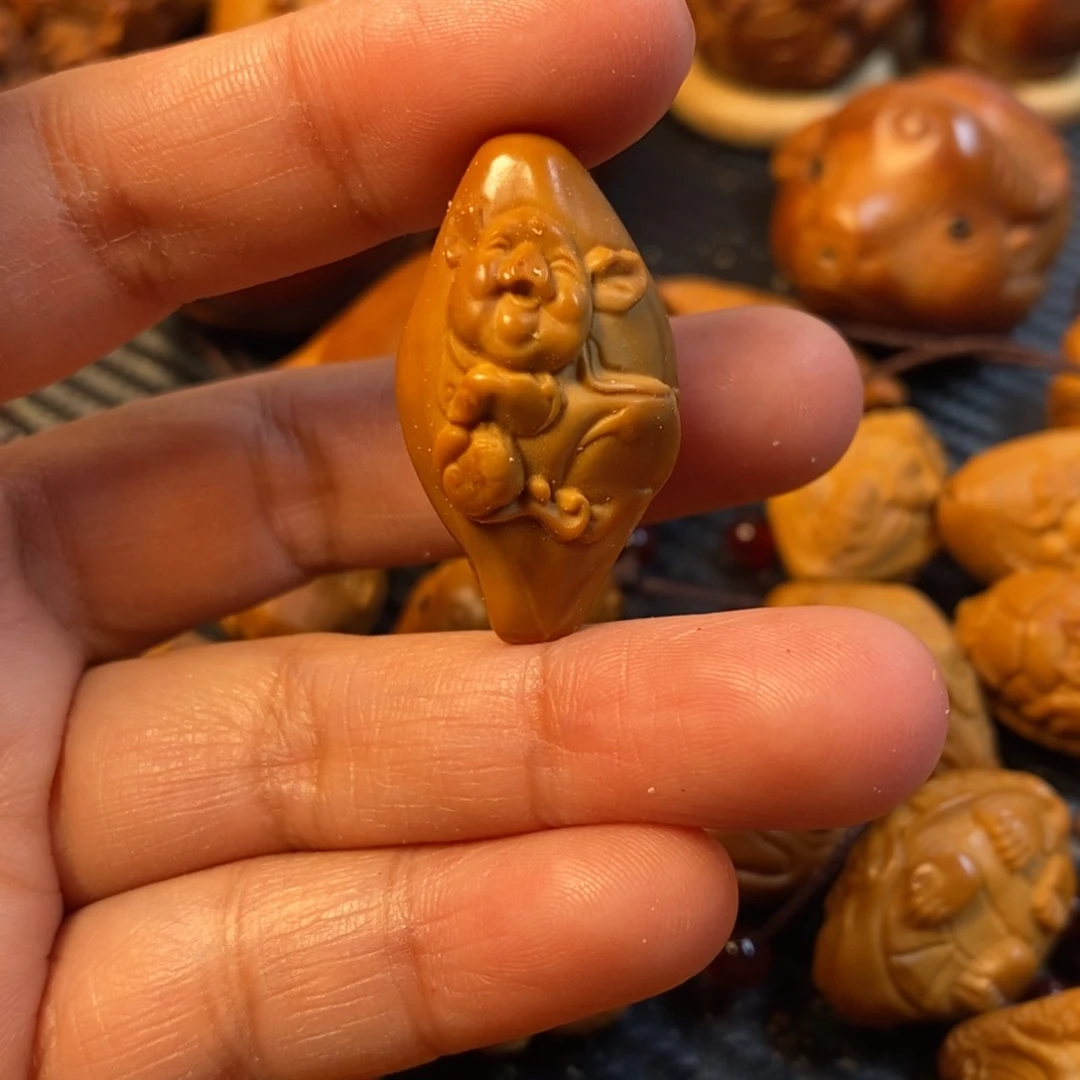 橄榄核吊坠王*哥猪的生肖守护