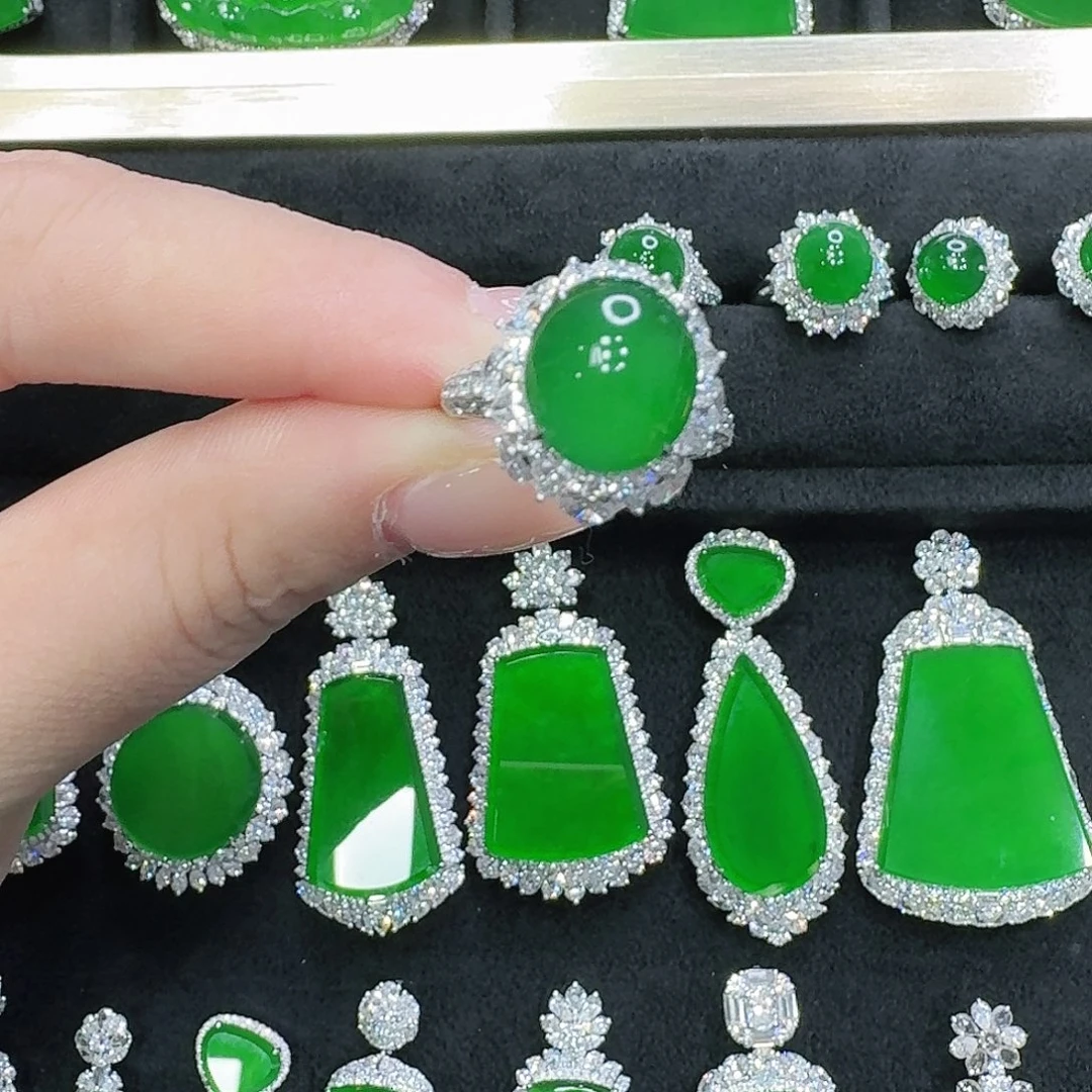 翡翠18K金镶嵌戒指蛋面