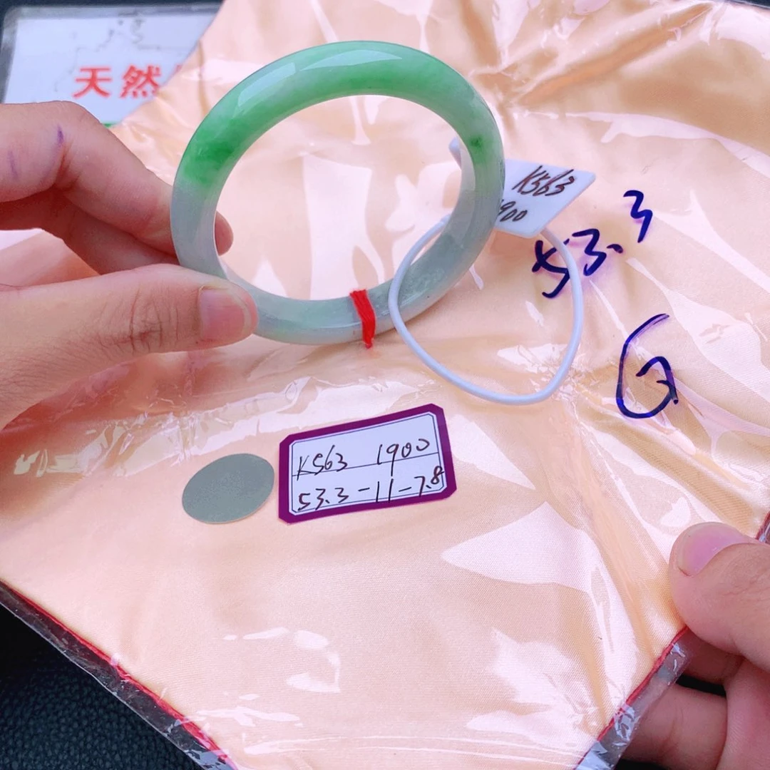 翡翠手镯未镶嵌翡翠