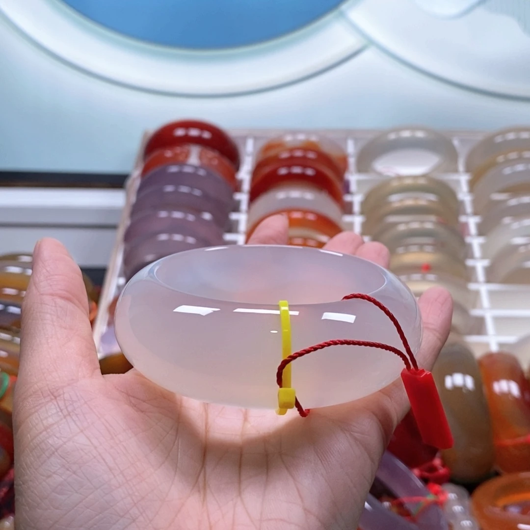 兔****玛瑙/玉髓手镯未镶嵌龙鳞