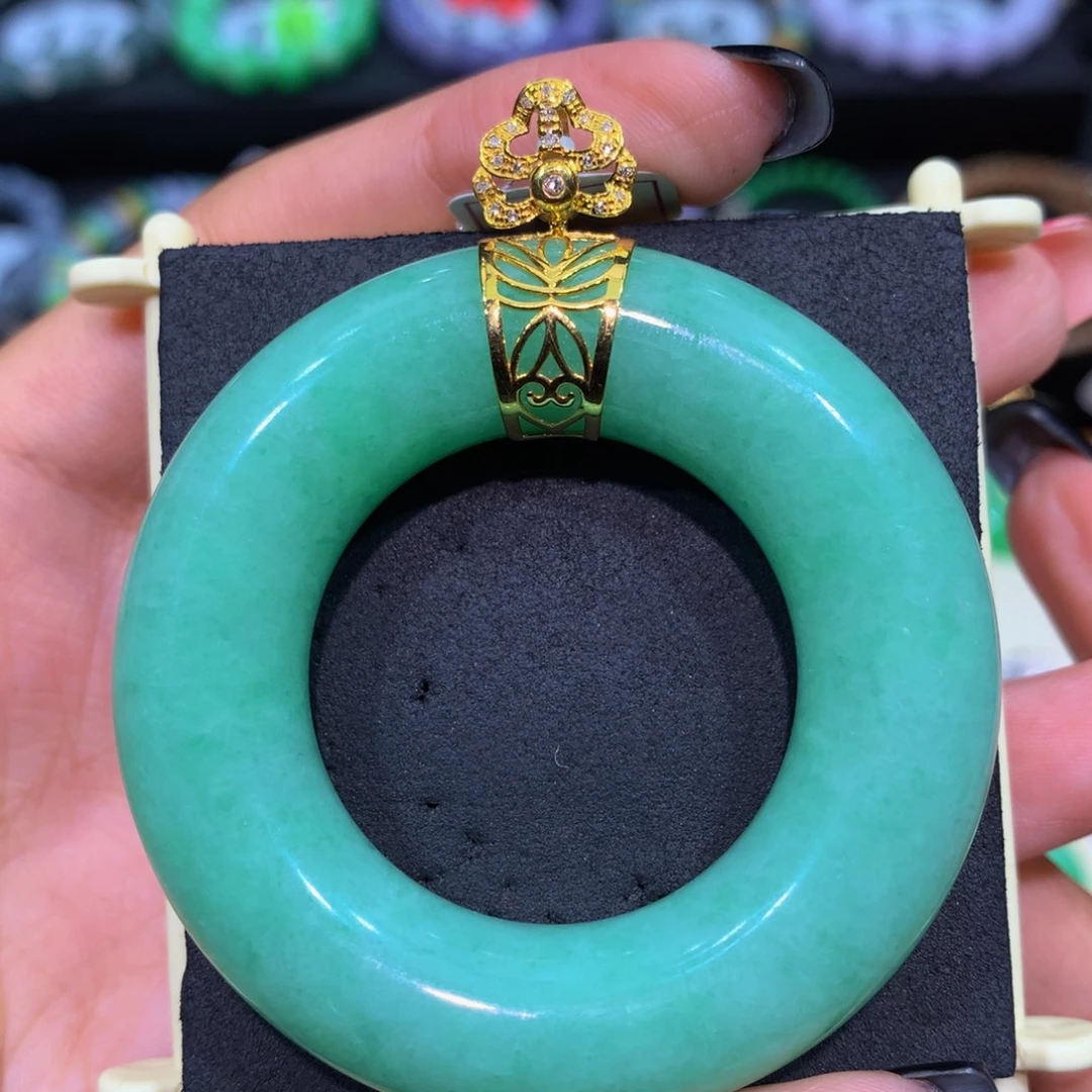 翡翠18K金镶嵌颈饰翡翠