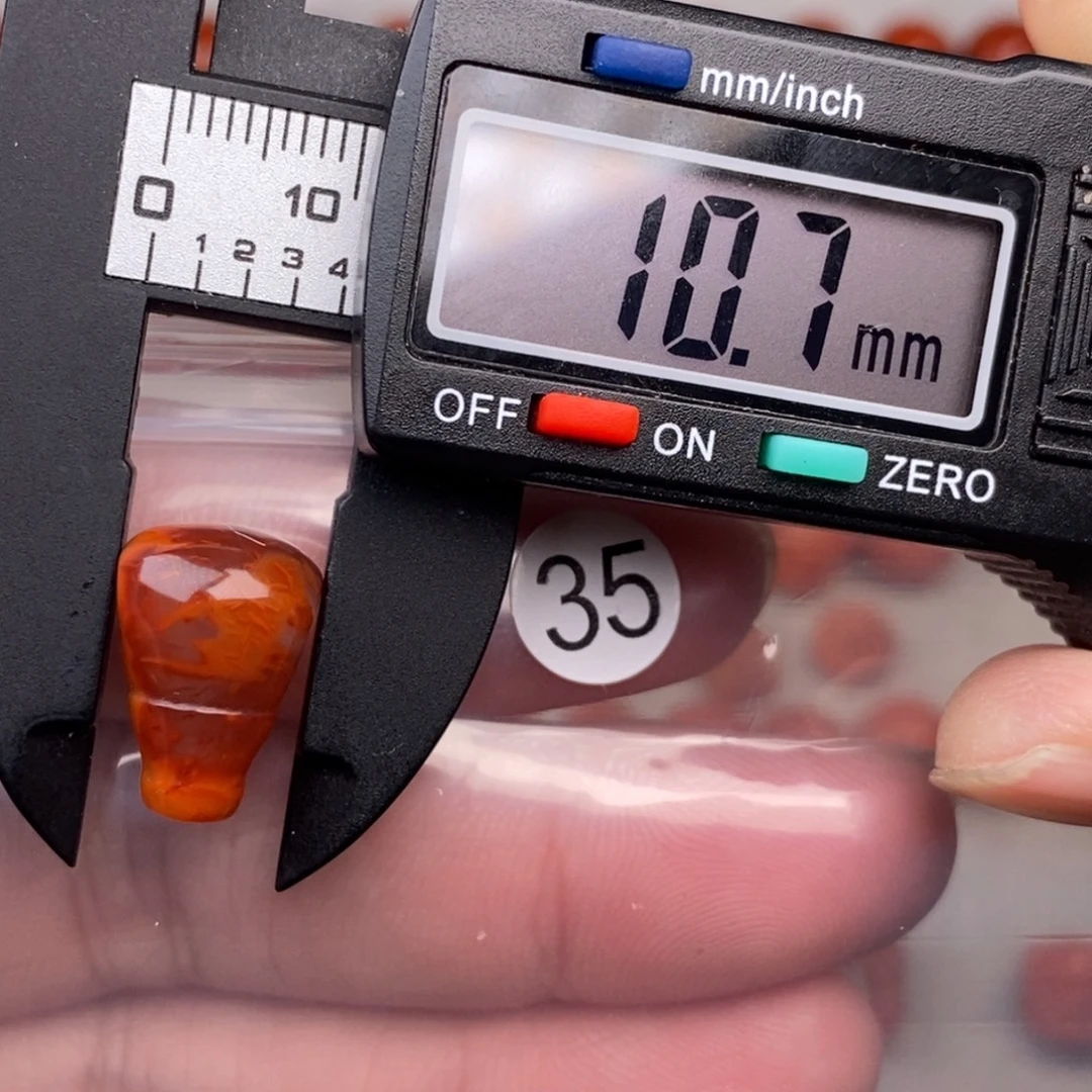 南红玛瑙未镶嵌配饰有瑕疵