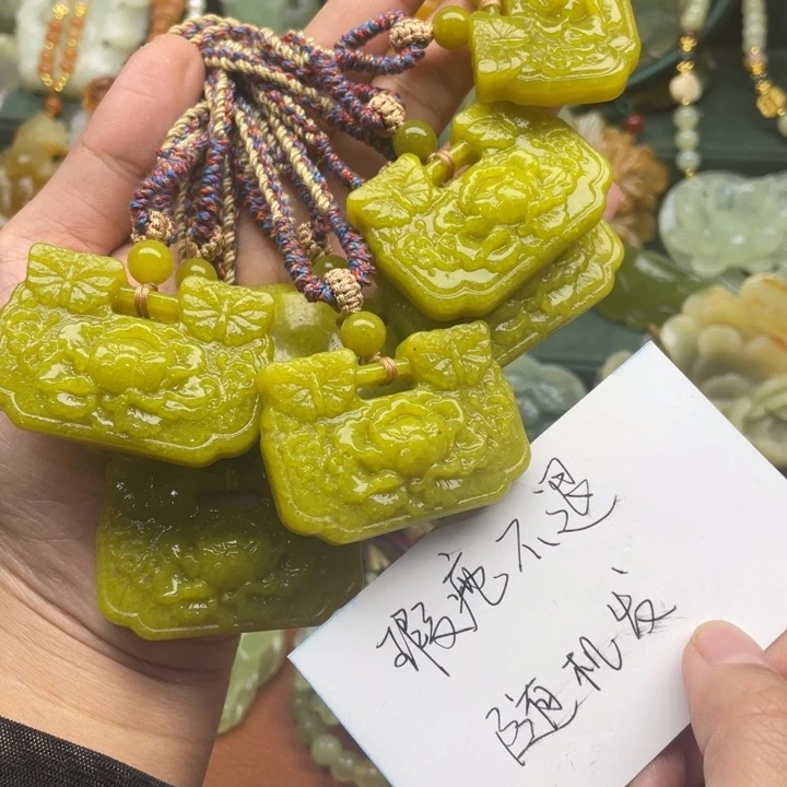 蛇纹石玉吊坠合金