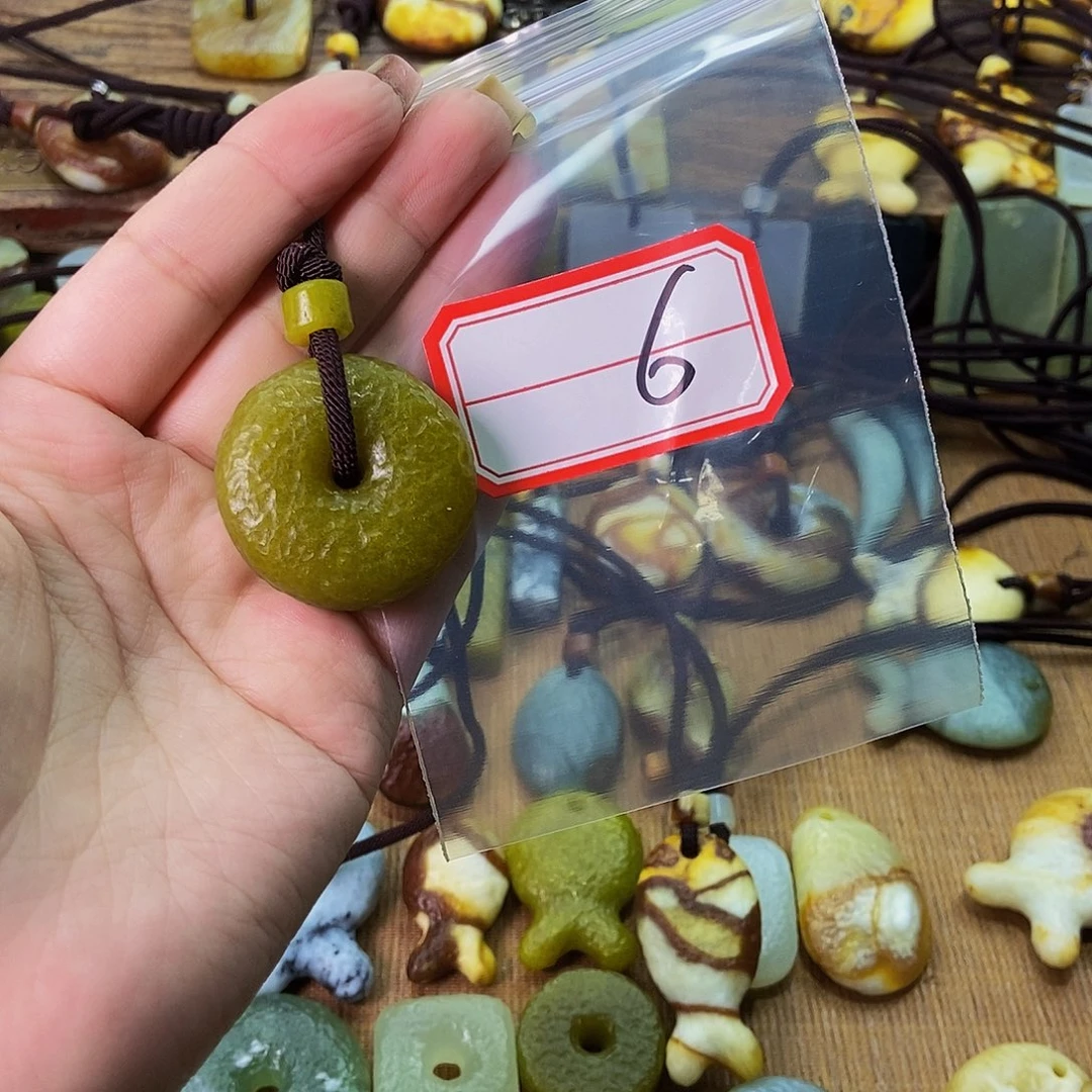未镶嵌蛇纹石玉挂件C****a