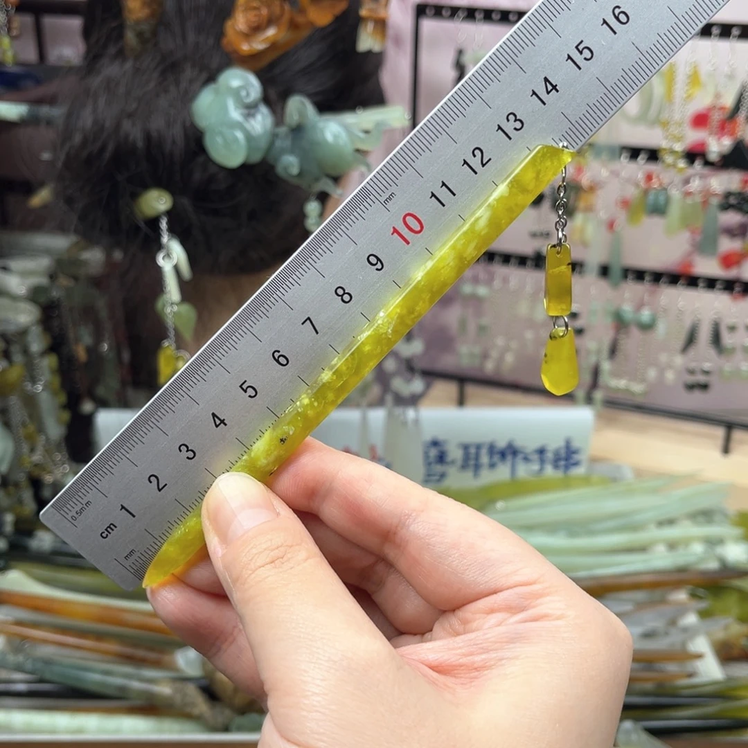 岫玉未镶嵌发饰长度13.5厘米左右，默认微瑕