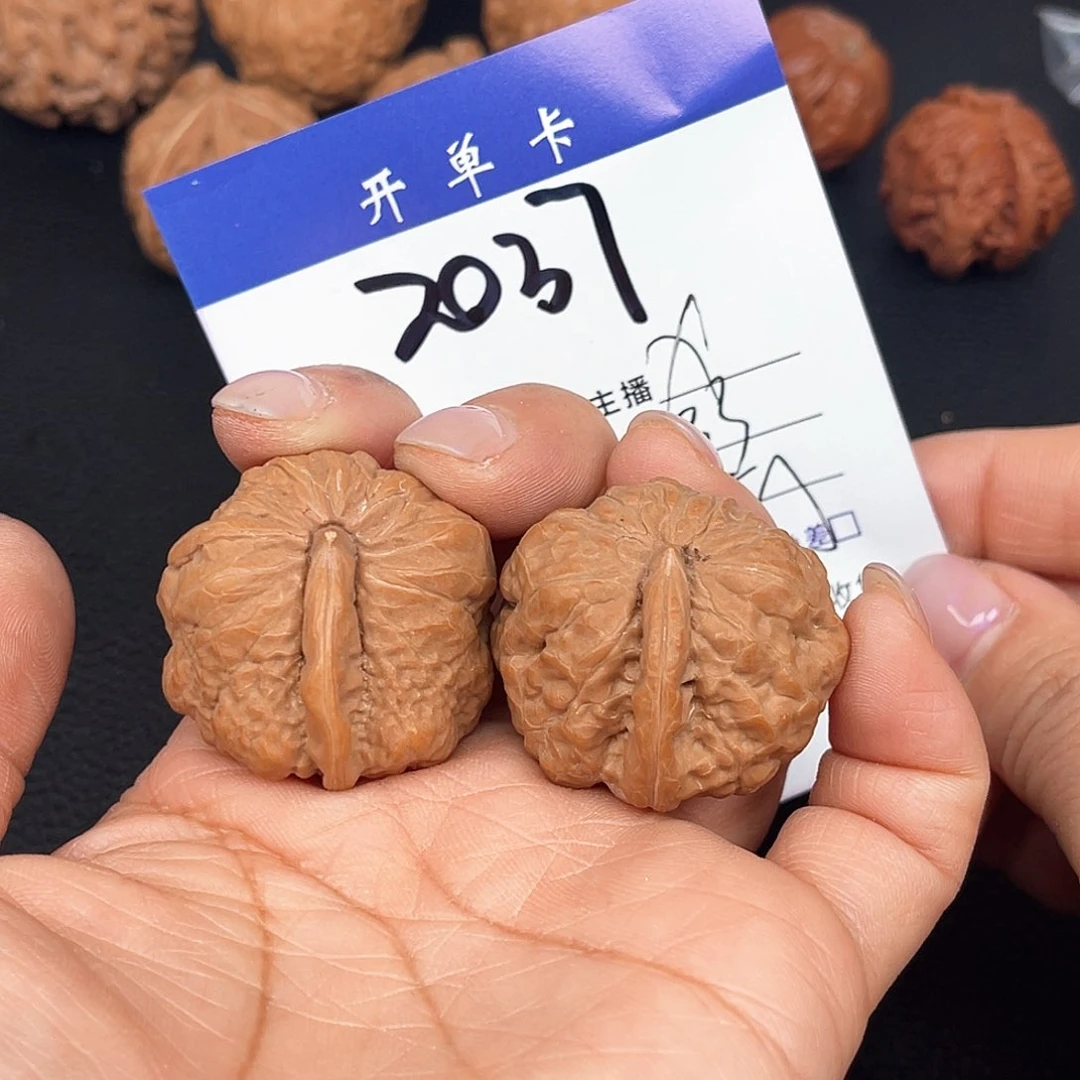 文玩核桃吊坠一根筋33尺。 2037
