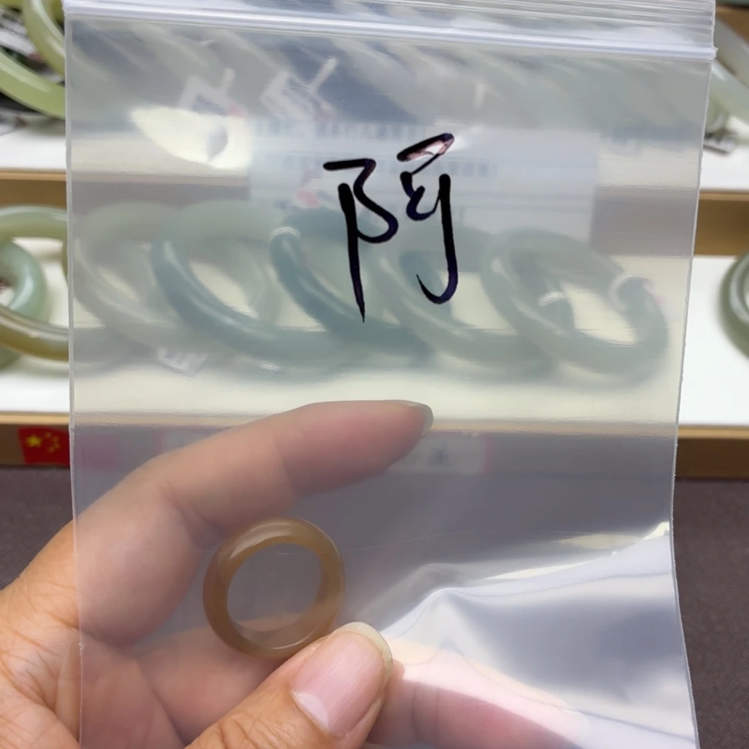 阿***雯和田玉未镶嵌手镯