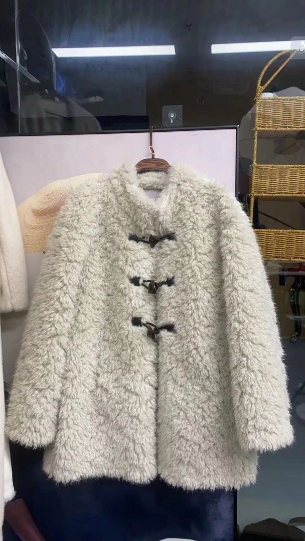 新款立领牛角扣中款毛毛外套