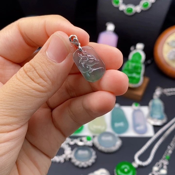 翡翠18K金镶嵌颈饰鹿牌