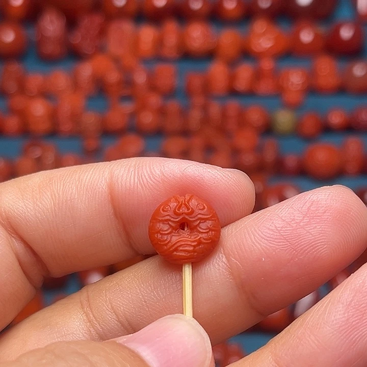 尤***斯未镶嵌配饰南红玛瑙背云
