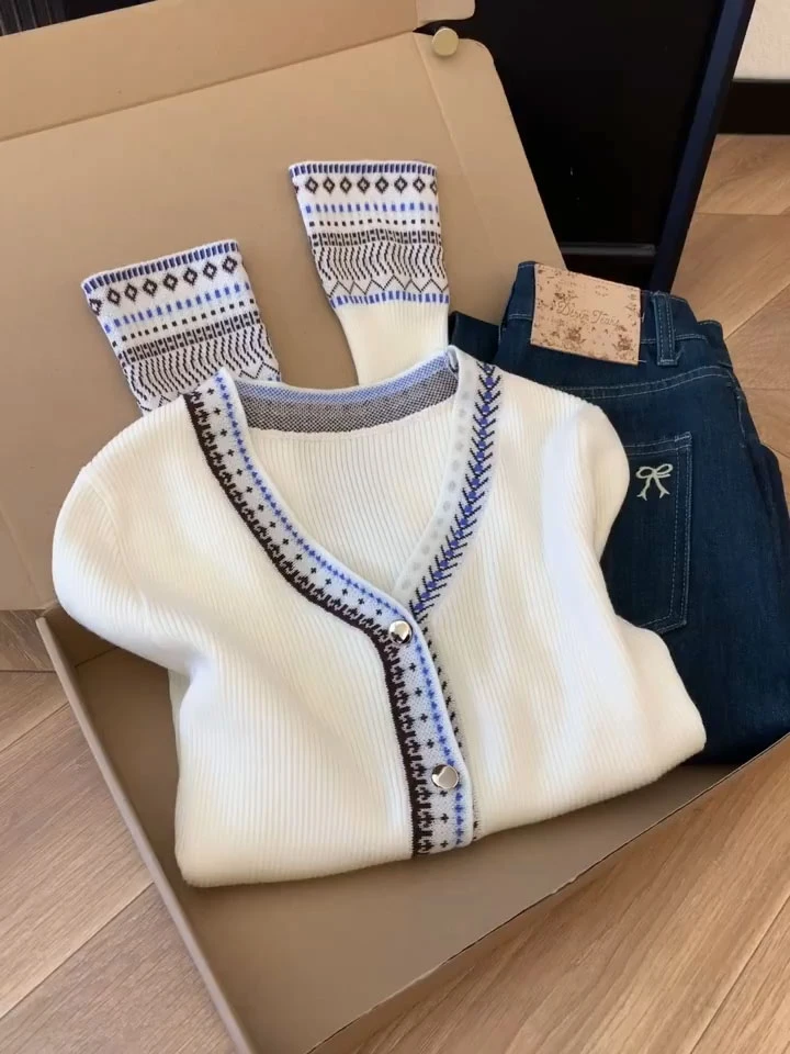 复古民族风提花V领毛衣女秋冬软糯亲肤修身针织开衫上衣