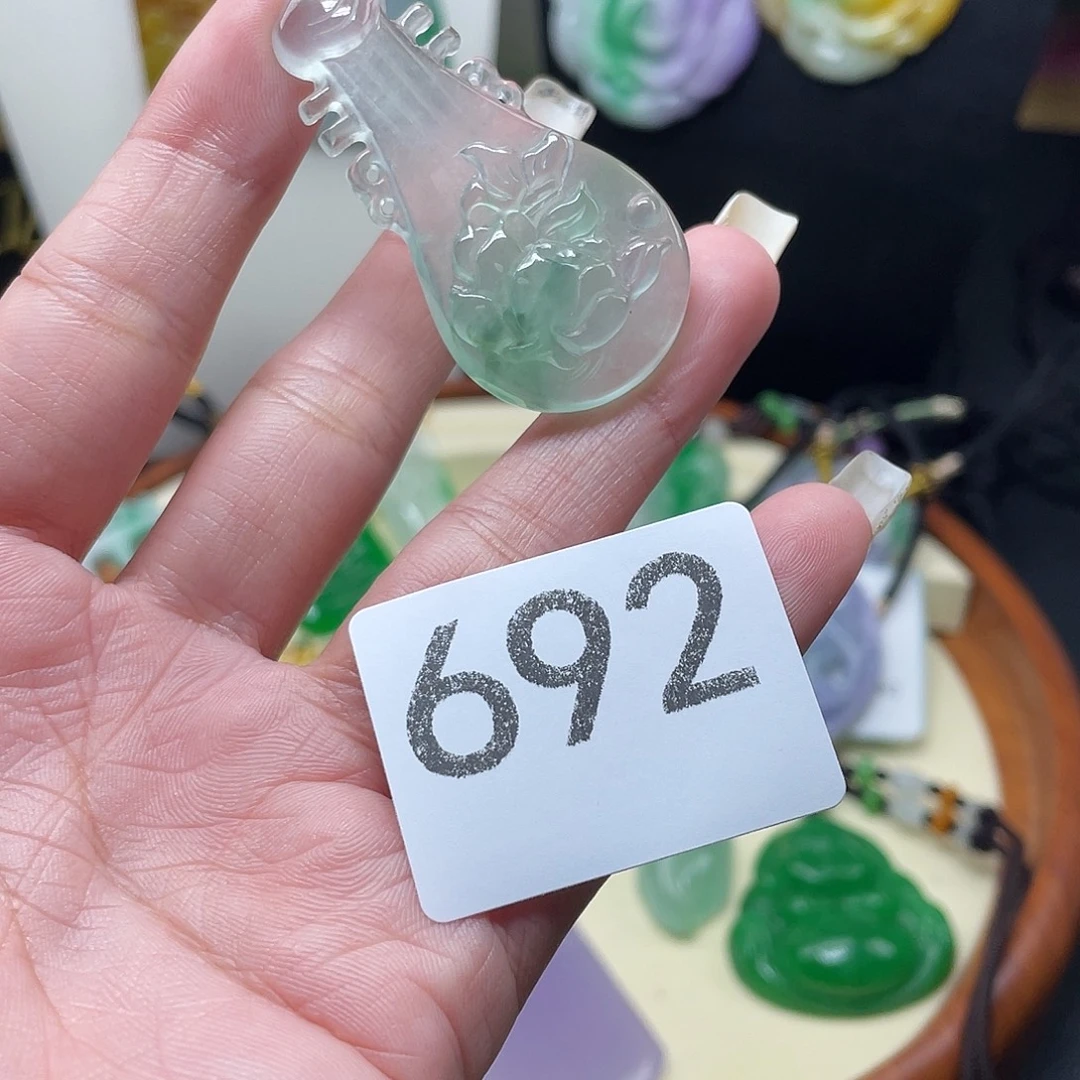 翡翠未镶嵌吊坠(赠链)