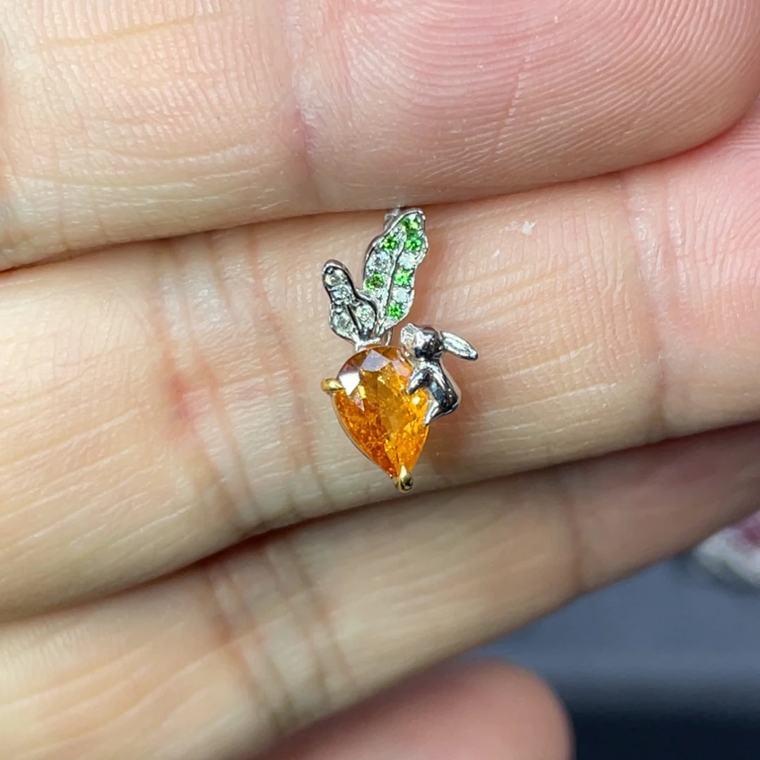 18K金镶嵌颈饰石榴石（芬达石）