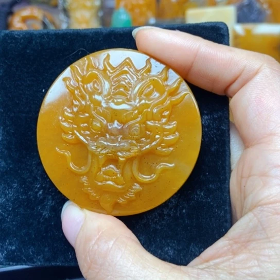 石英质玉（黄龙玉）未镶嵌颈饰