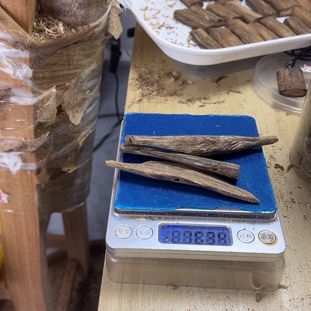 逗***玩香料绿奇楠虫漏白棋16克天然虫