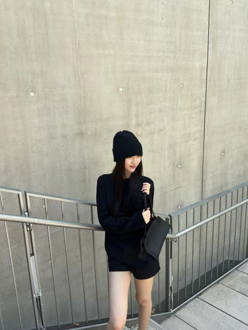 黑色休闲长袖t恤2025新款宽松中长款打底衫内搭上衣女百搭短裤子