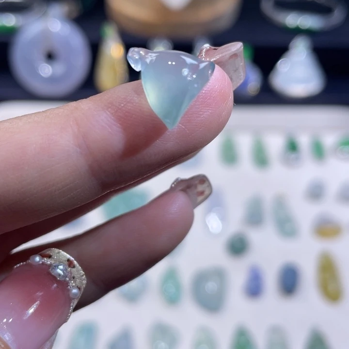 翡翠未镶嵌颈饰莲蓬