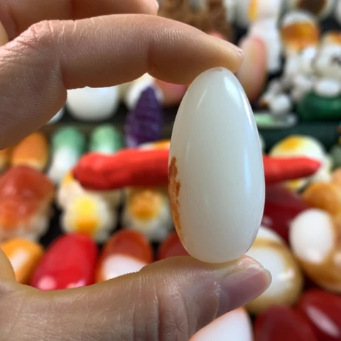 新疆戈壁五彩彩石