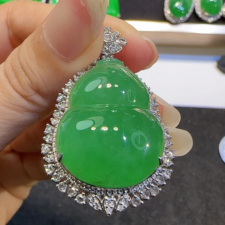 颈饰18K金镶嵌翡翠葫芦