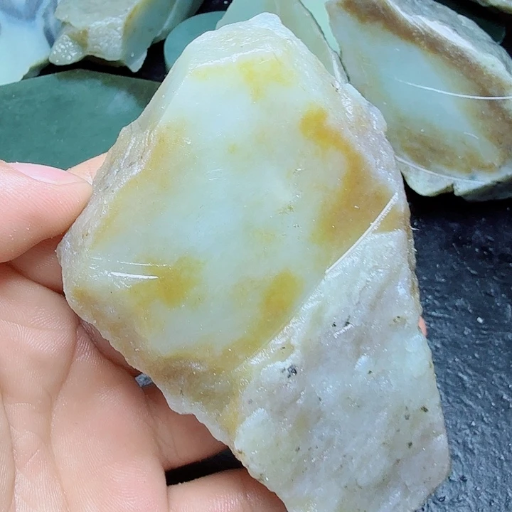 和田玉（糖玉）未镶嵌珠宝奇石