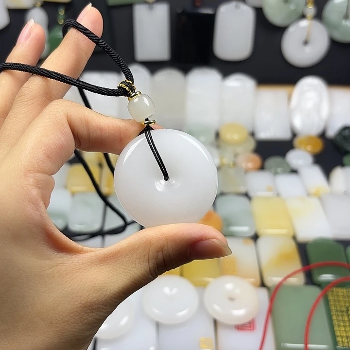 彭***日石英质玉未镶嵌颈饰