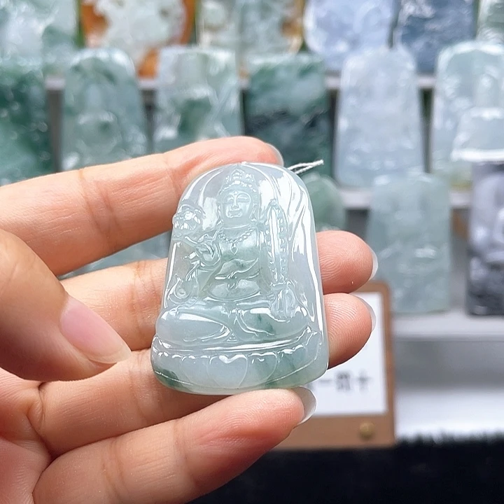 颈饰未镶嵌翡翠虚空藏菩萨