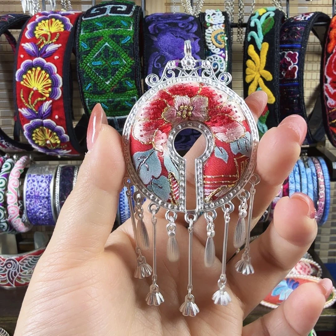 传承非要刺绣饰品吊坠