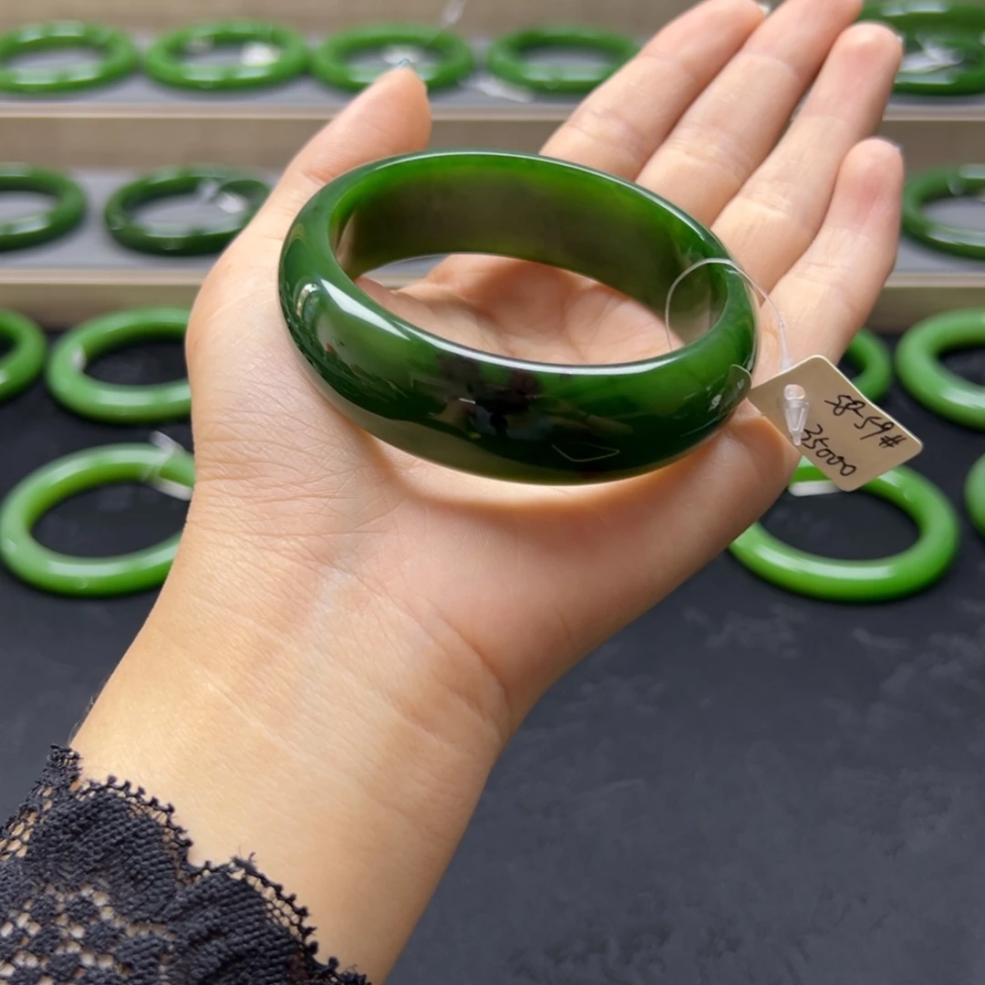 和田玉手镯未镶嵌菠菜绿带红皮