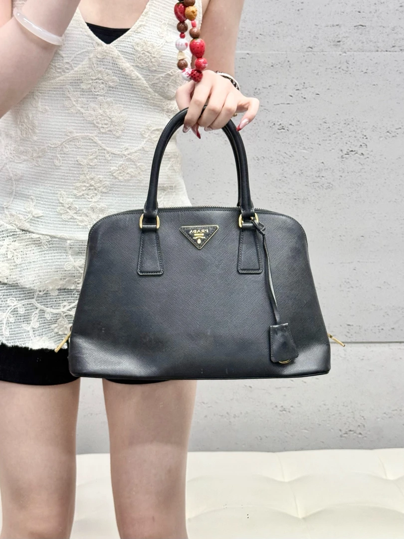 95新 Prada/普拉达 prada 黑金贝壳手提包(K)