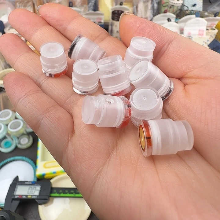 蟋蟀透明水塔一个………………