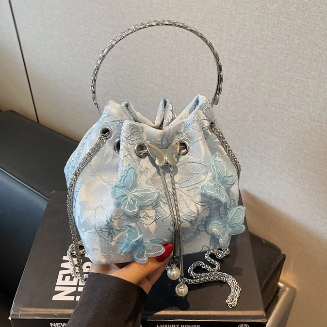 2025秋冬新款时尚新中式刺绣立体蝴蝶手提水桶包洋气百搭斜挎女包