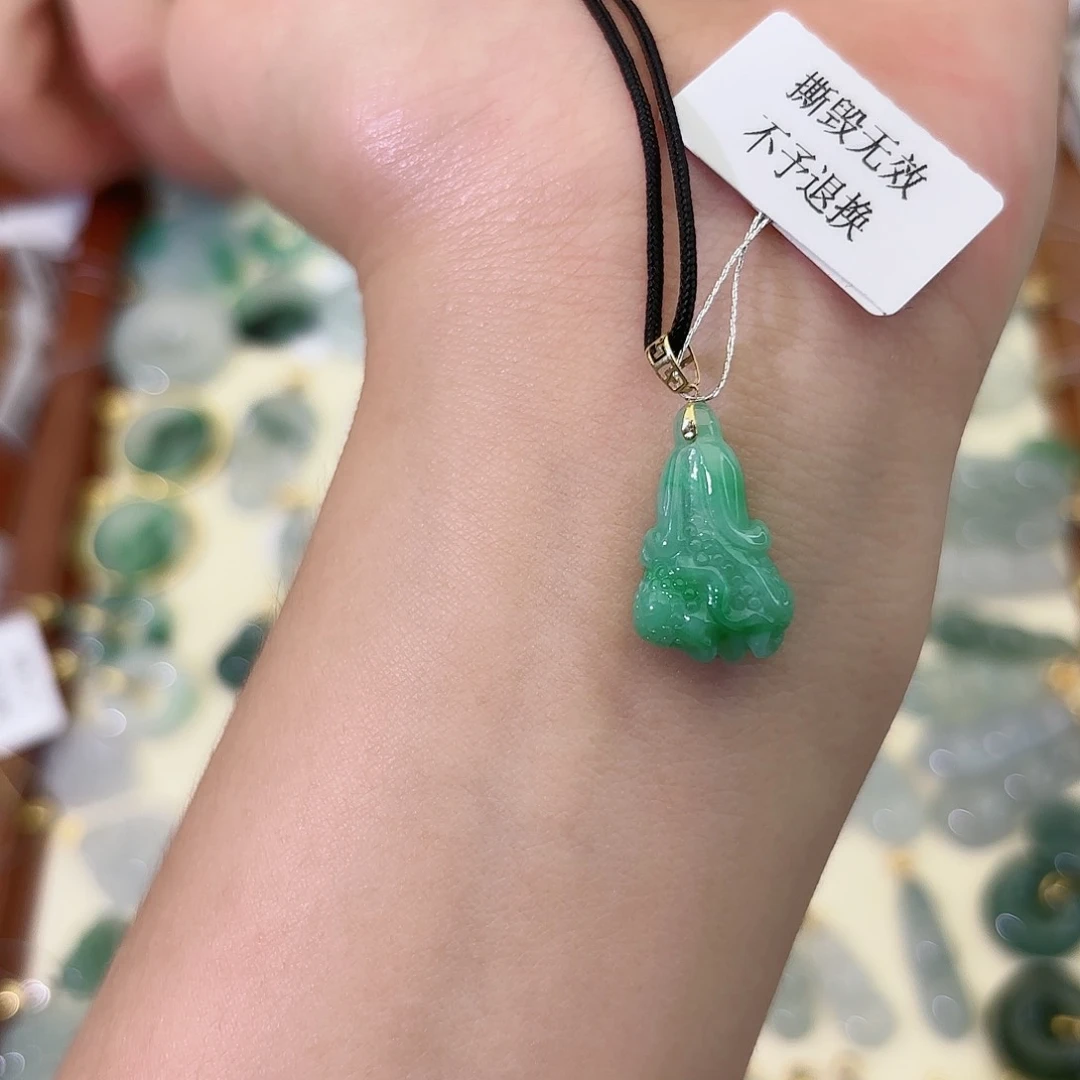 翡翠18K金镶嵌颈饰白菜