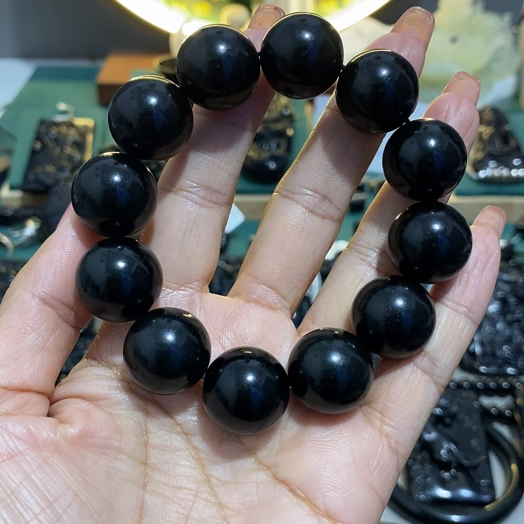 团***致蛇纹石玉未镶嵌颈饰