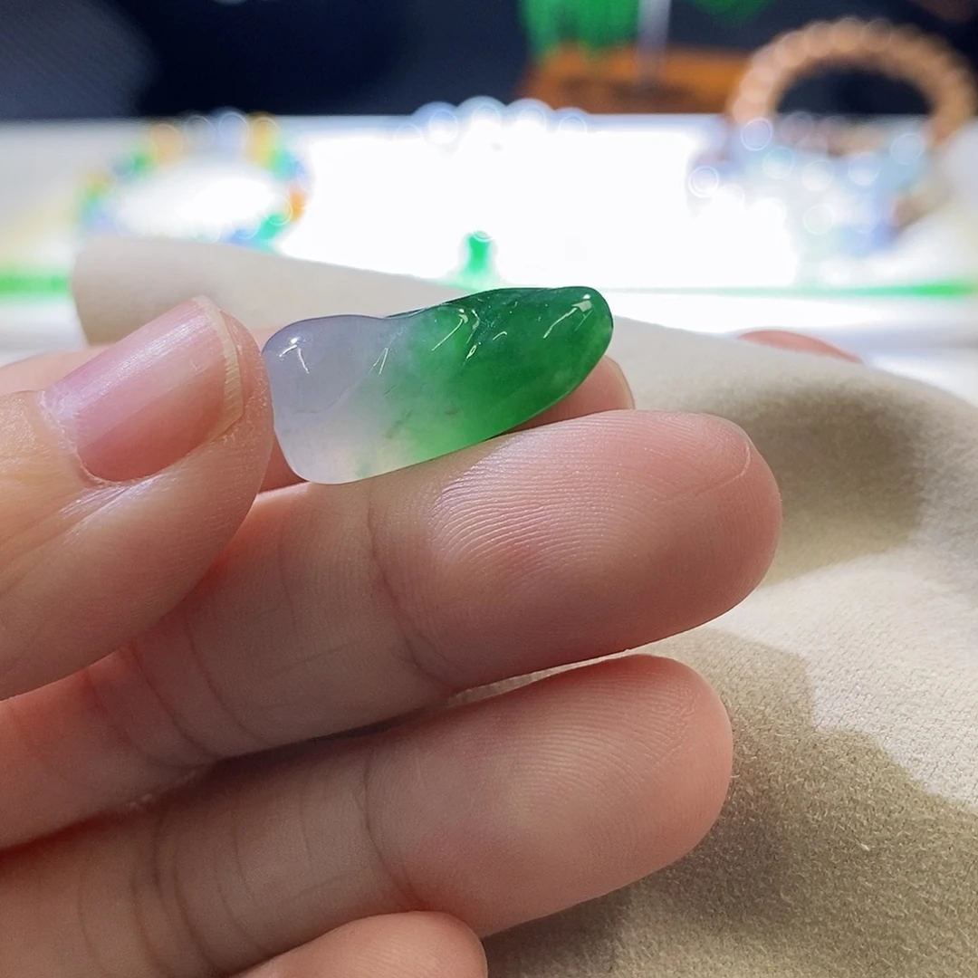 翡翠未镶嵌挂件随行