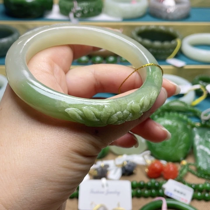 和田玉手镯65圈口。编号20未镶嵌