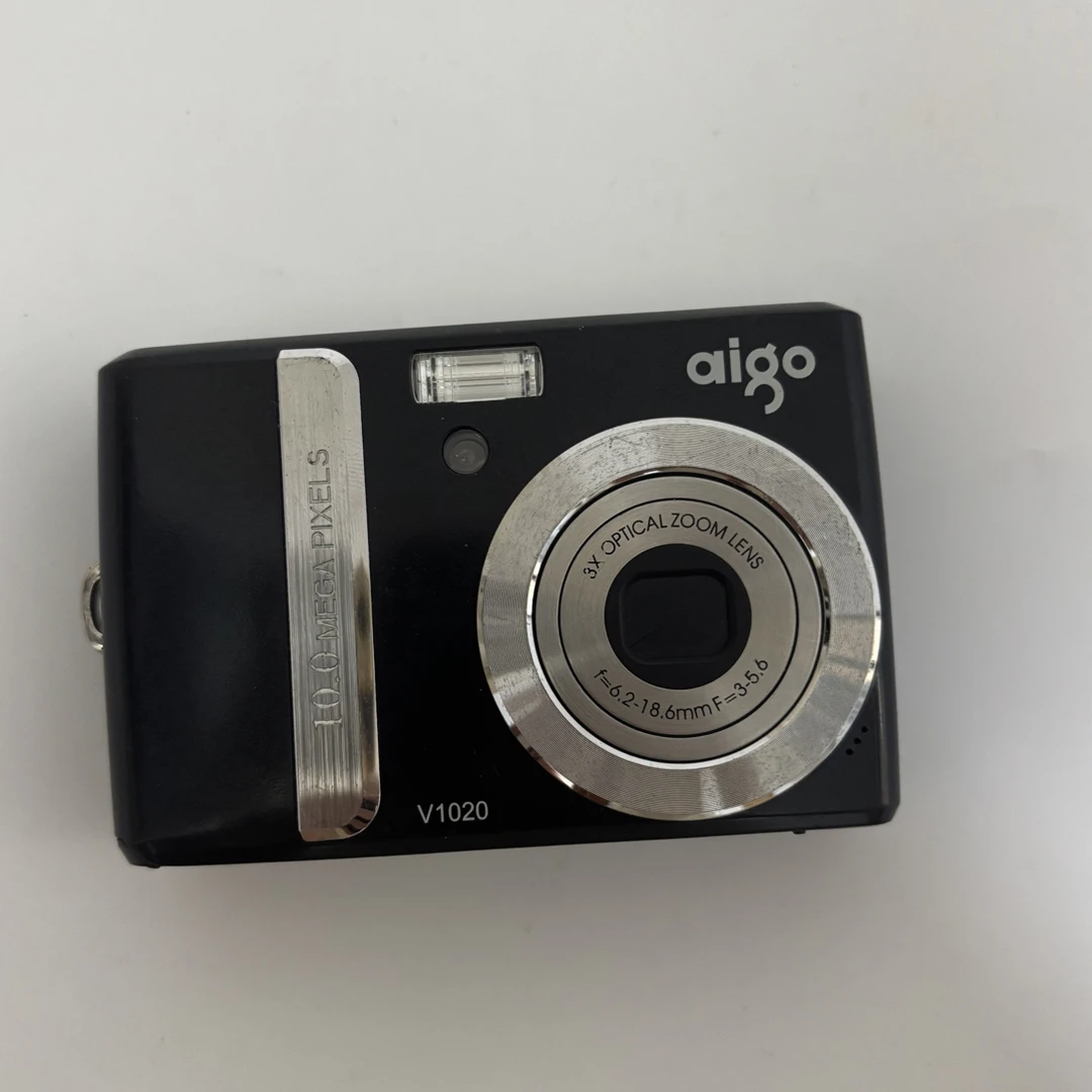 9新 aigo/爱国者 v1020黑色复古式ccd相机(自备五号电池)