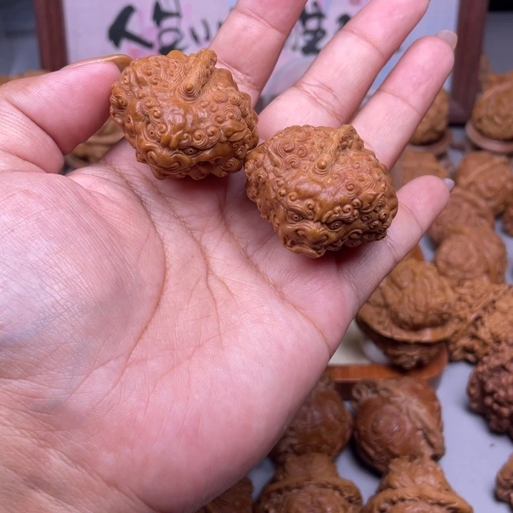 恩****文玩核桃吊坠一根筋雕刻的貔貅