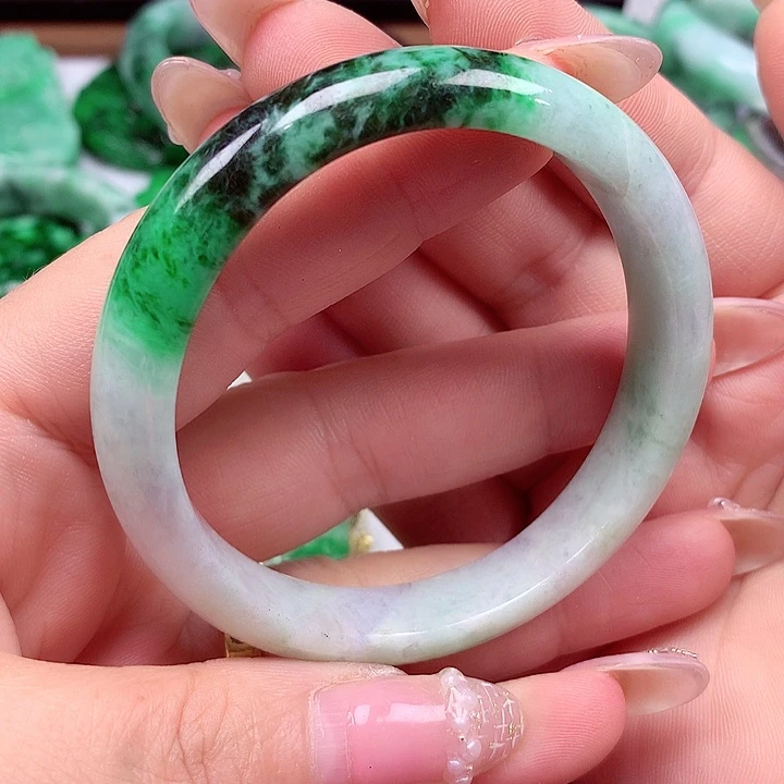 翡翠手镯未镶嵌翡翠手镯