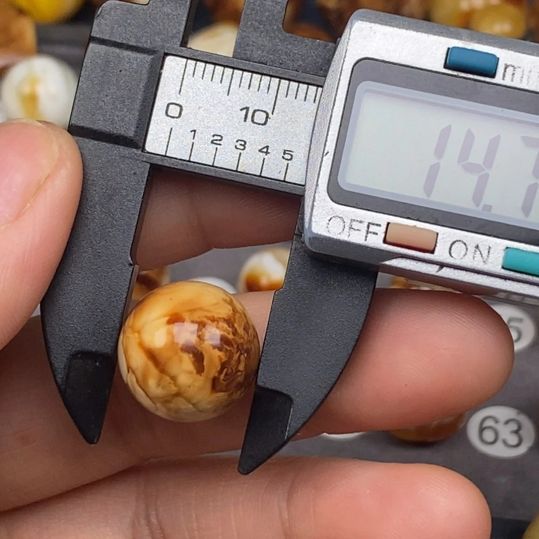 裸石琥珀未镶嵌圆珠