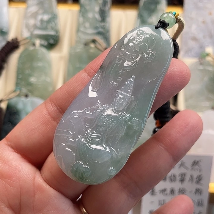 翡翠未镶嵌颈饰观音