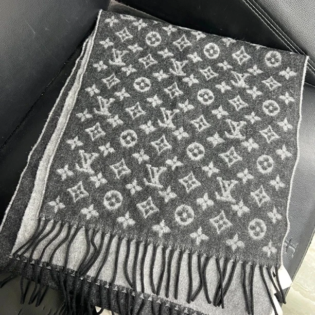 95新 LouisVuitton/路易威登 捐金沉珠/双面围巾
