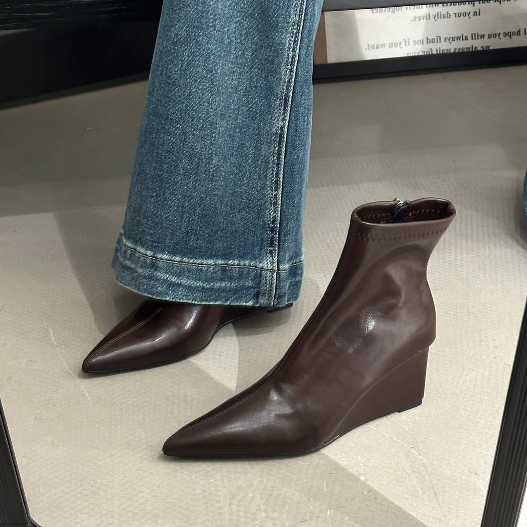 秋冬新品2025高级！氛围尖头坡跟侧拉链短靴女显高显瘦高跟马丁靴