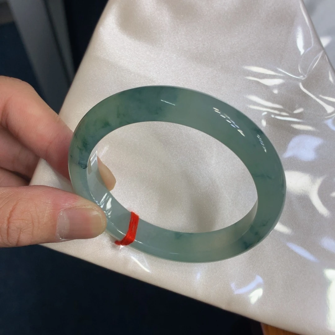 翡翠手镯未镶嵌翡翠