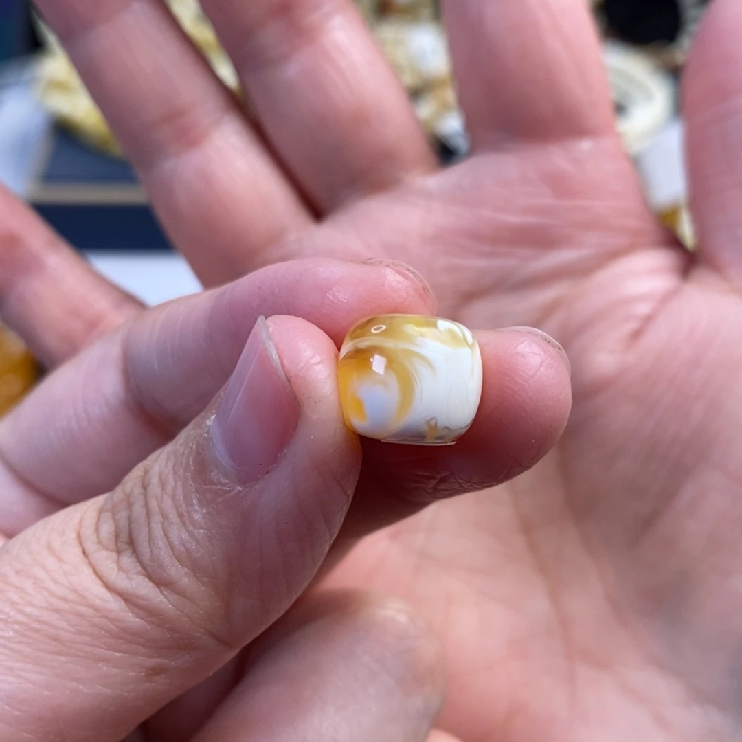 蜜蜡未镶嵌裸石金漆白溶洞老型单珠11.8