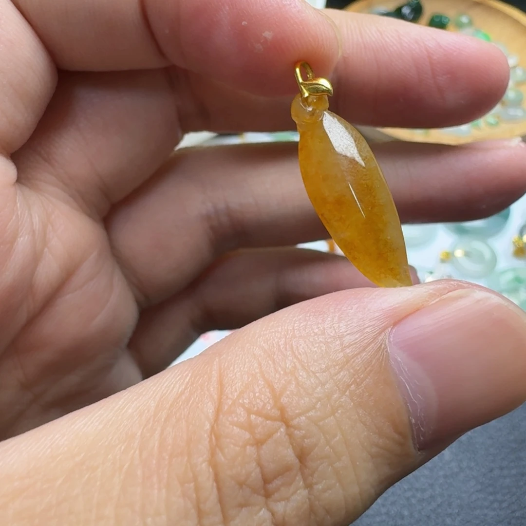 翡翠18K金镶嵌颈饰小辣椒