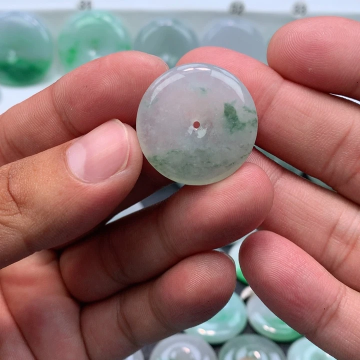 颈饰未镶嵌翡翠七****?缅甸天然A货翡翠