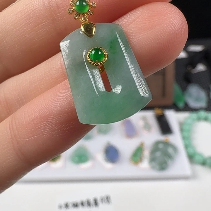 翡翠18K金镶嵌颈饰