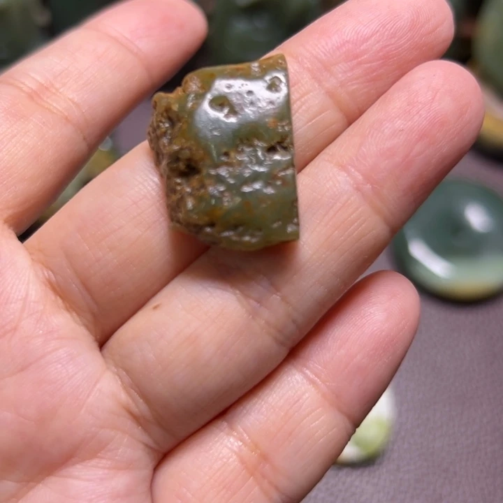 悠***～颈饰未镶嵌岫岩河磨玉（透闪石质玉）