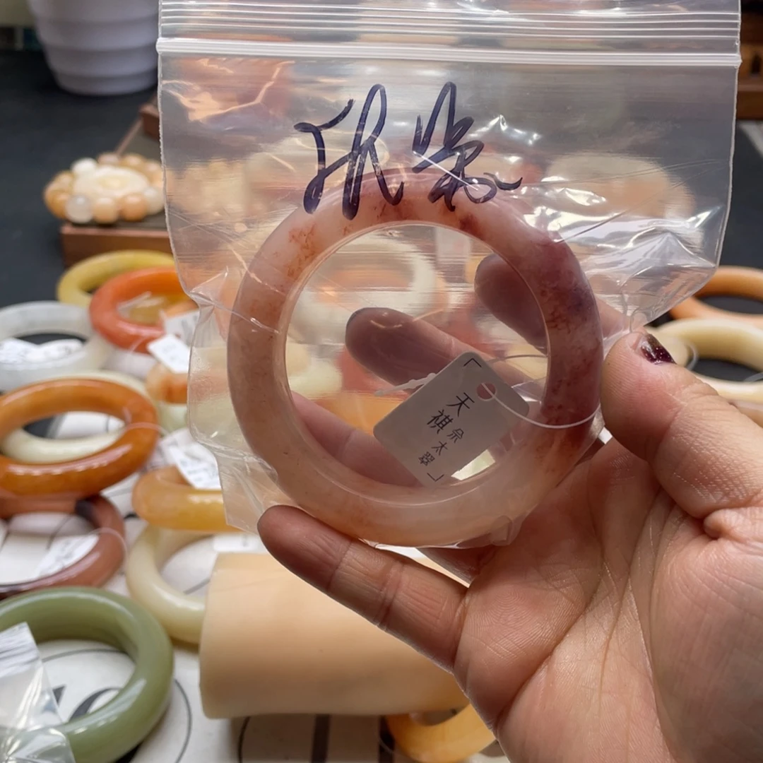 优***酱石英岩玉未镶嵌手镯