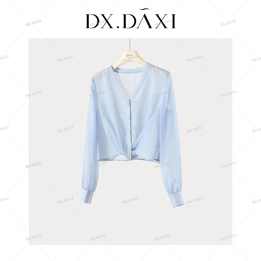 代大喜【云间映语】简约条纹轻薄透气小衫夏季短款薄款蓝色V领长袖